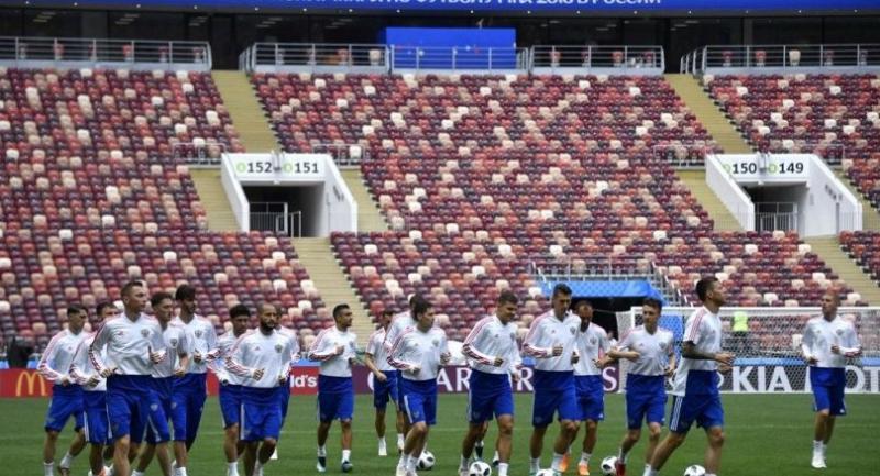 World Cup fever builds as fans, teams pour into Russia