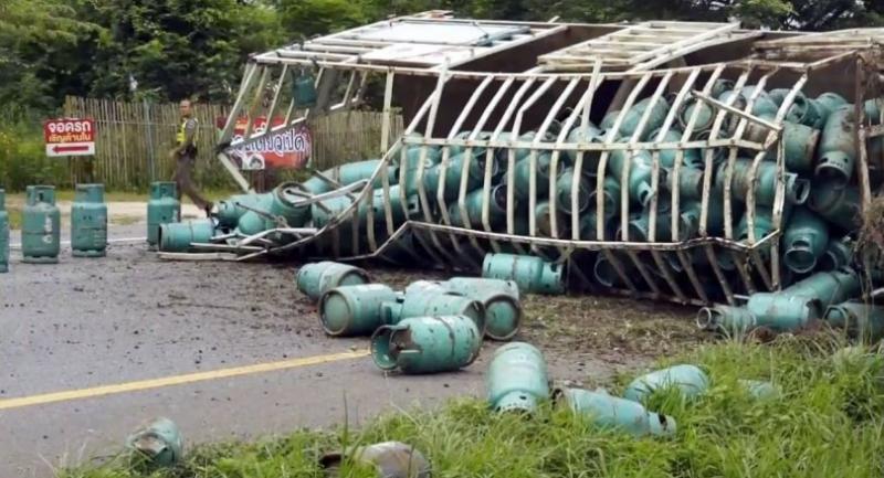 Cooking gas cylinders from toppled six-wheeler cause injury, traffic chaos in Udon Thani