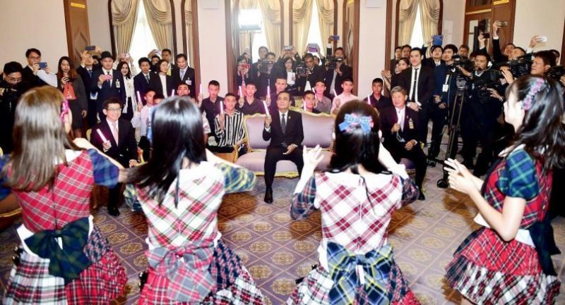 Political motive seen in PM’s love for pop-idols
