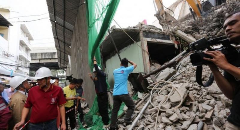 Experts looking into cause of building collapse