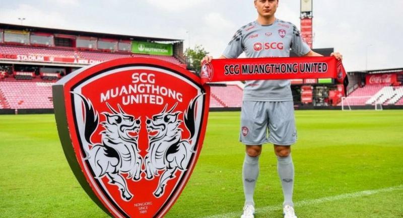 Goalkeeper Lam is unveiled in Thailand after signing for famous club