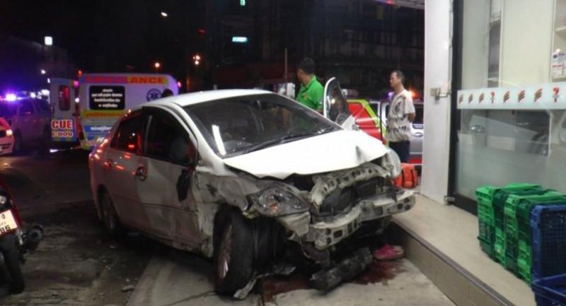 Three injured as sedans collide in Rayong