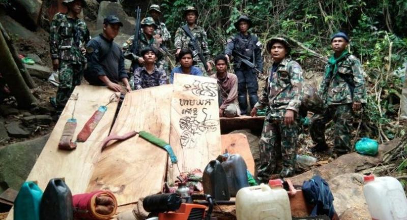 Cambodian gang flee Thai forest rangers, leaving chainsaw, lumber, one man behind