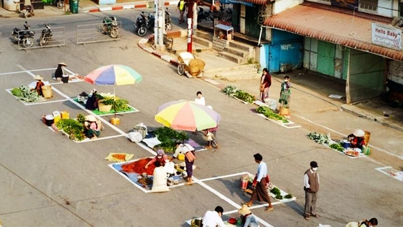 Netizens applaud Myanmar market over social distancing