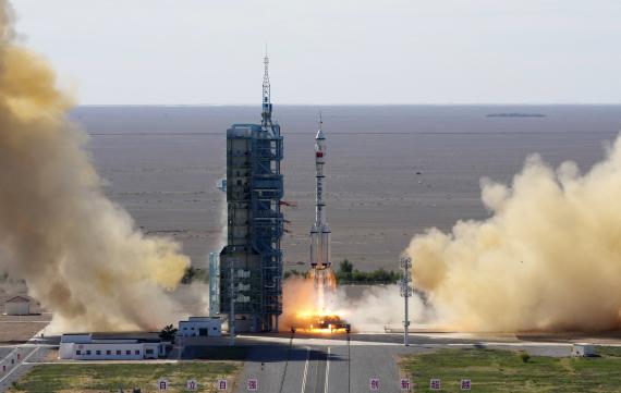 Experts and media worldwide marvel at Chinas manned space mission
