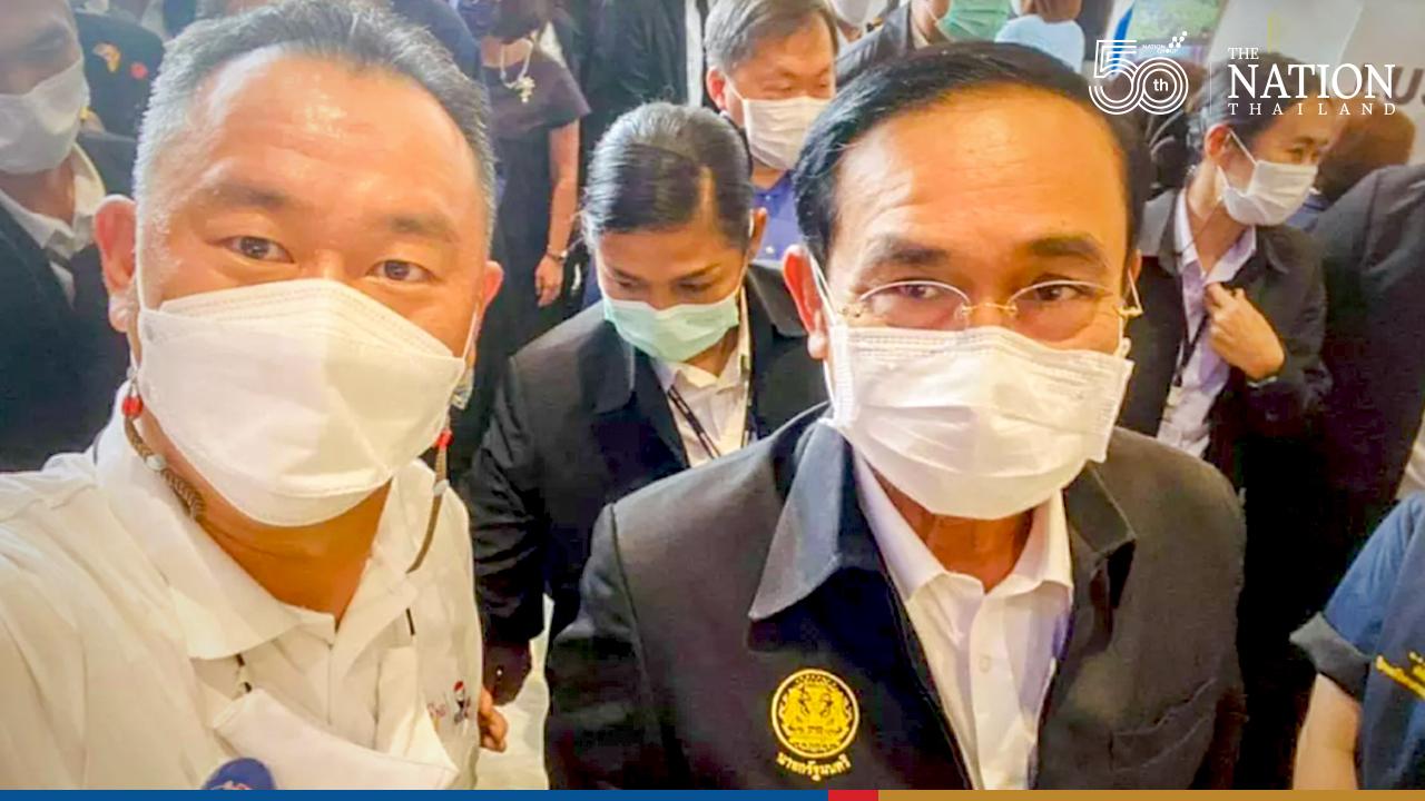 Chamber of Commerce chief tests positive after selfie with Prayut in Phuket