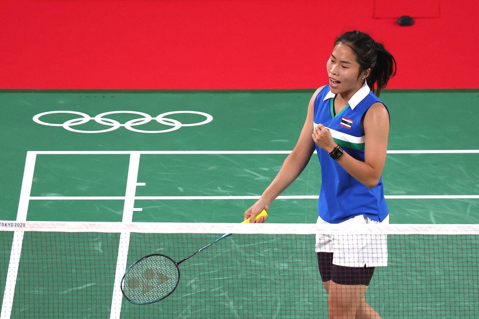 Ratchanok shoulders Thai hopes after winning place in Olympic badminton quarter-finals