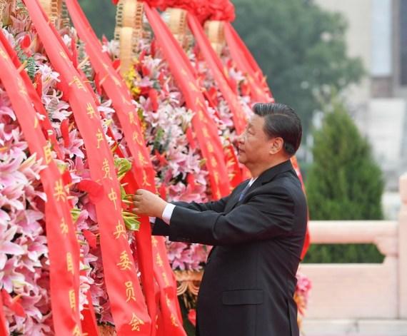 Xi pays tribute to national heroes in Tiananmen Square
