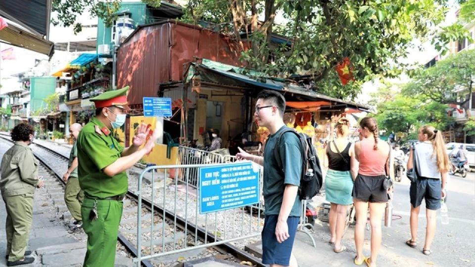 Hanoi’s authorities begin enforcing closure of train track coffee shops
