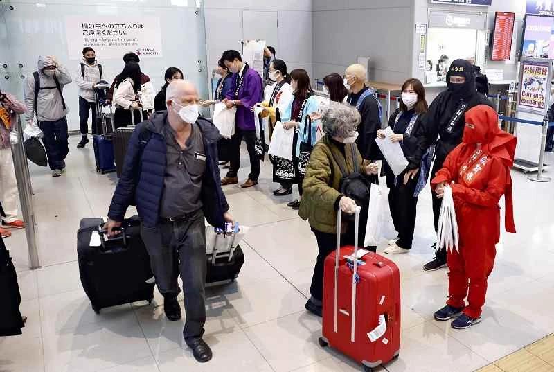 Intl passengers at Kansai Airport surge to 300,000 after border controls eased