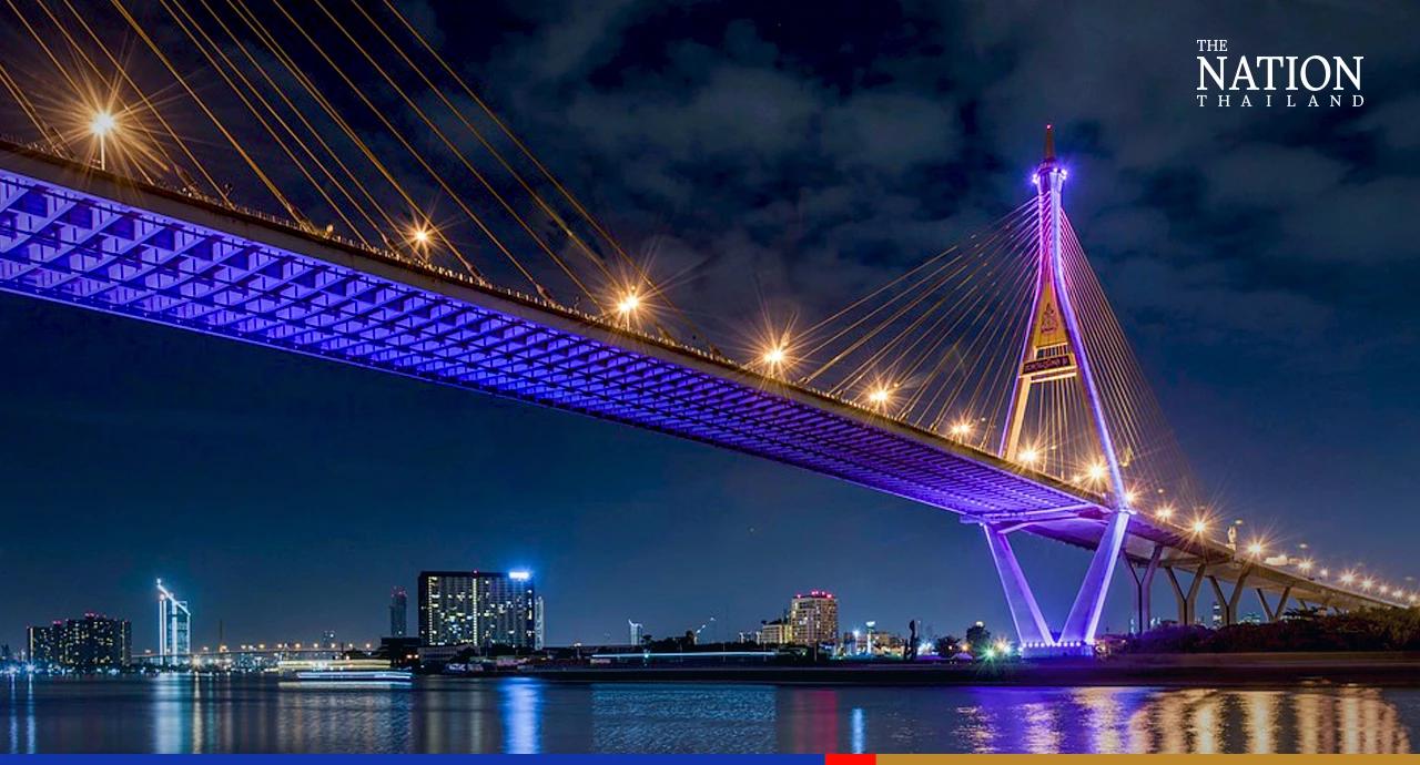 Light shows on 13 Chao Phraya bridges to usher in New Year